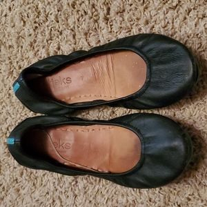 Size 7 black tieks